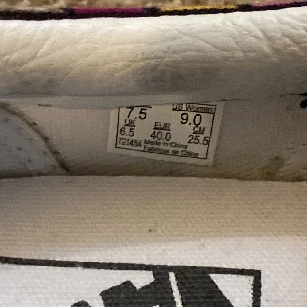 Custom UW Huskies Vans - Mens 7.5 / Womens 9 - Picture 4 of 4